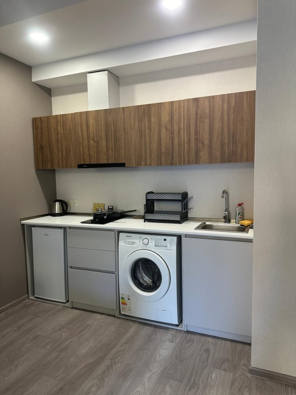 Kitchen or kitchenette, washing machine
