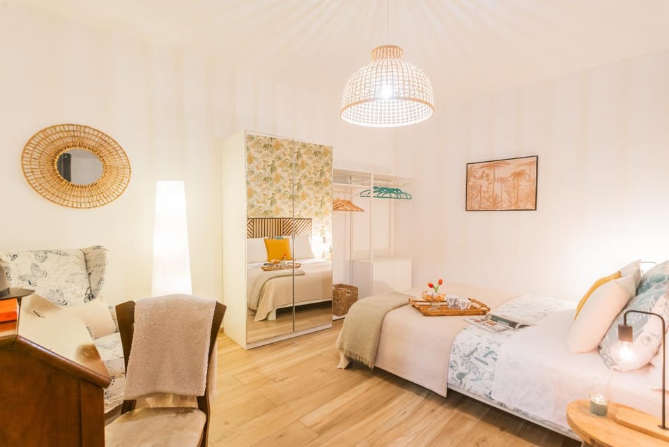 Bed, Living room, Photo of the whole room, Seating area, Bedroom