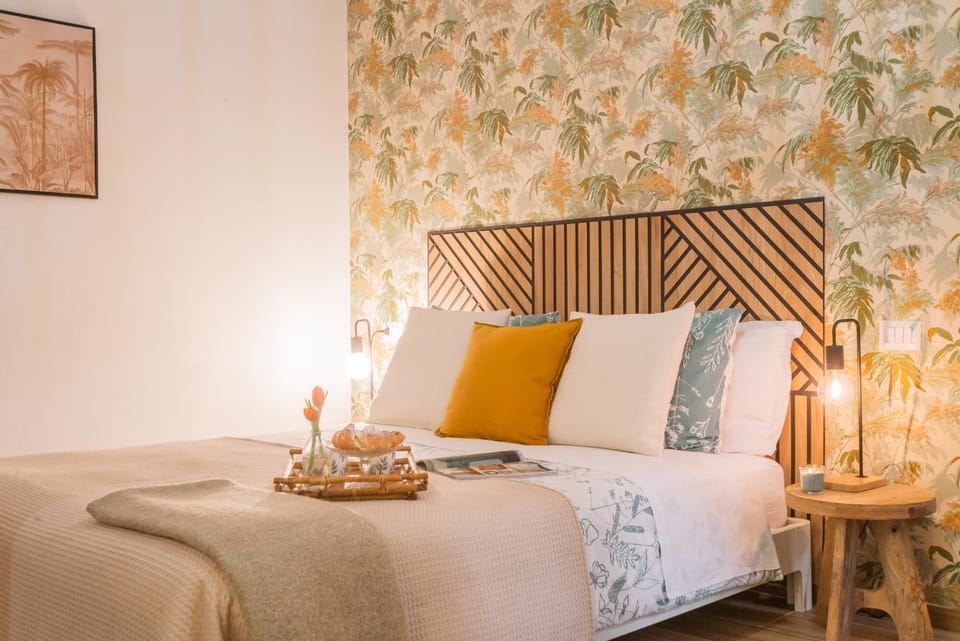 Bed, Photo of the whole room, Seating area, Bedroom
