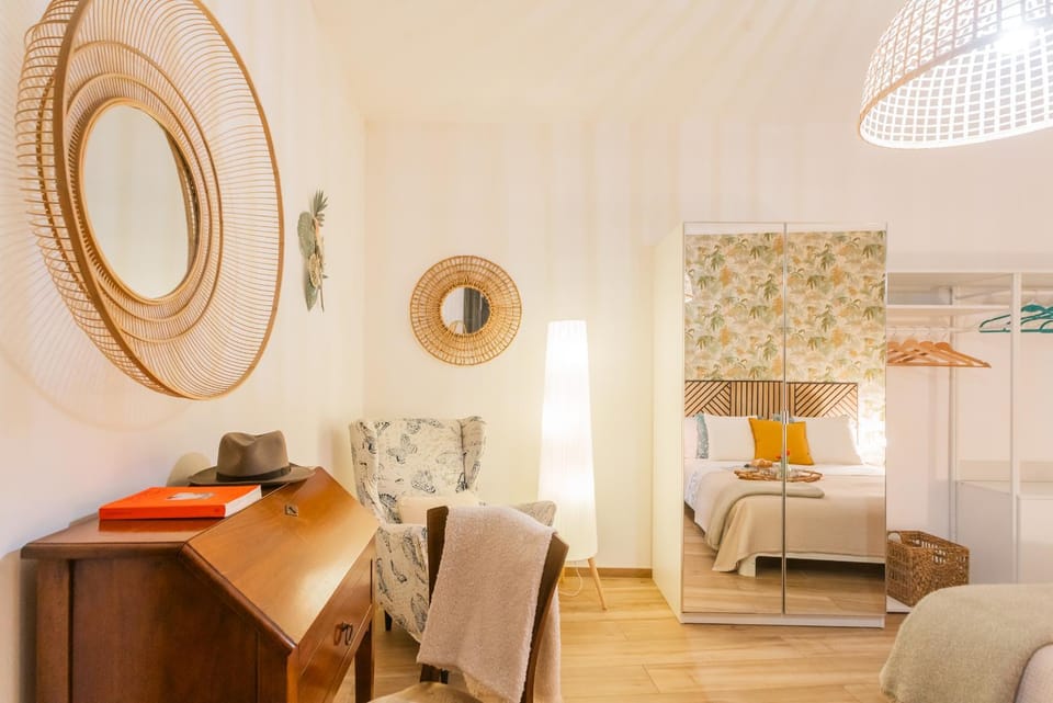 Bed, Living room, Photo of the whole room, Seating area, Dining area, Bedroom