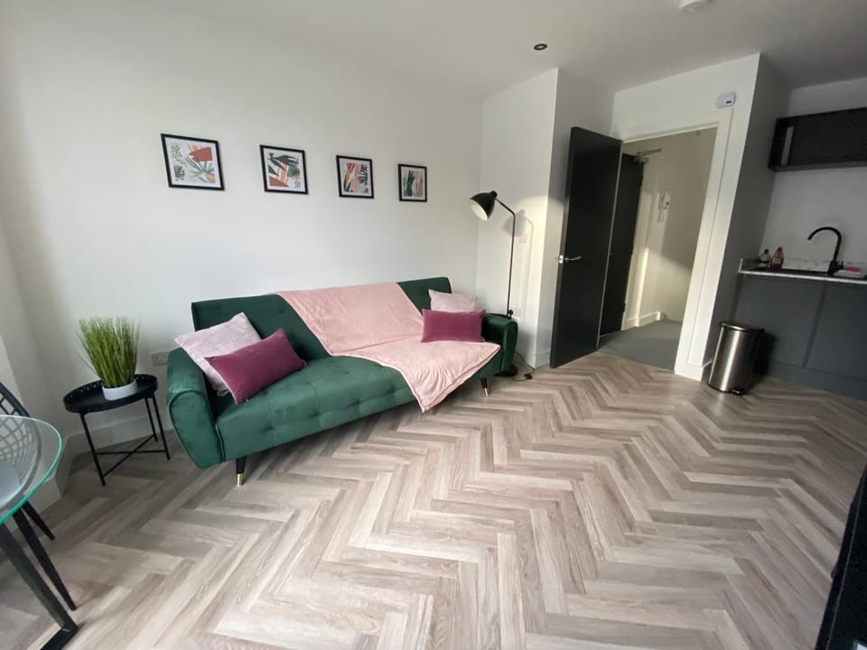 Bed, Living room, Photo of the whole room, Seating area