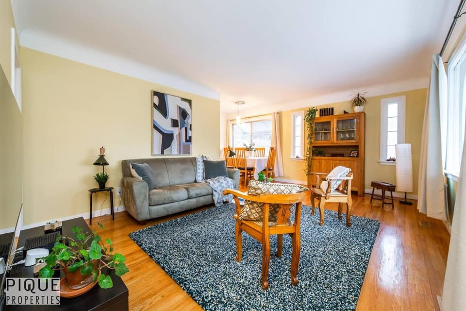 Casa LeBlanc - Latin Vibes - Sleep 4 - Netflix - Long Term Apartment in Edmonton