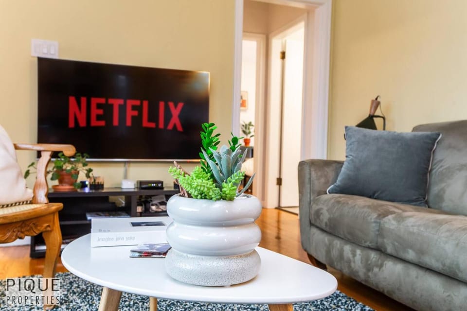 Casa LeBlanc - Latin Vibes - Sleep 4 - Netflix - Long Term Apartment in Edmonton