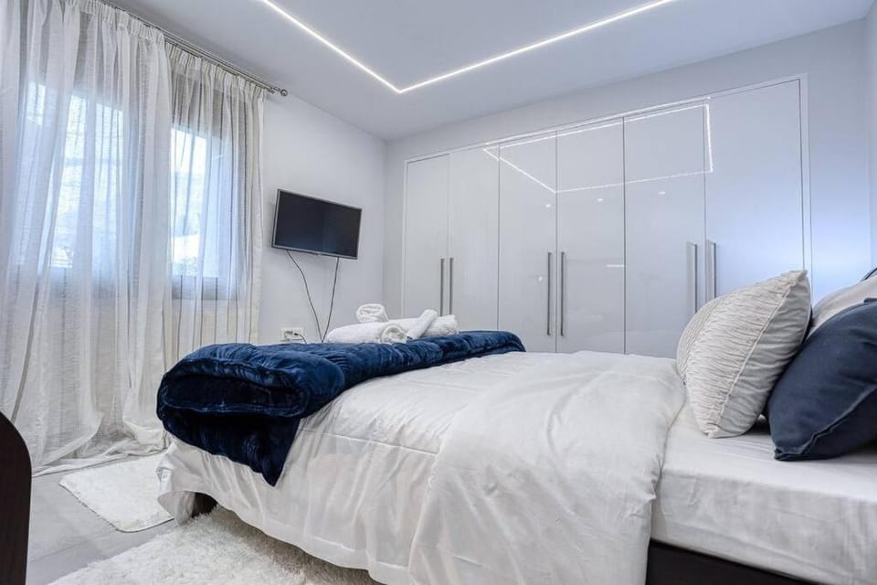 Bed, TV and multimedia, Photo of the whole room, Bedroom, towels