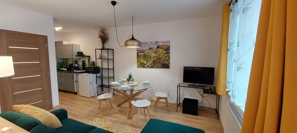 TV and multimedia, Seating area, Dining area