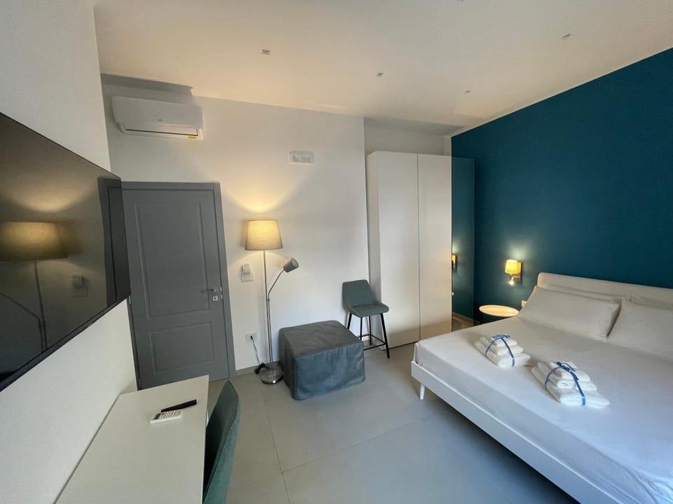 TV and multimedia, Photo of the whole room, towels, wardrobe, air conditioner