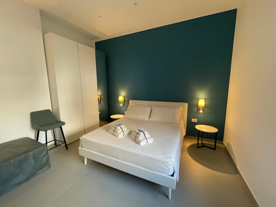 Bed, Bedroom, towels