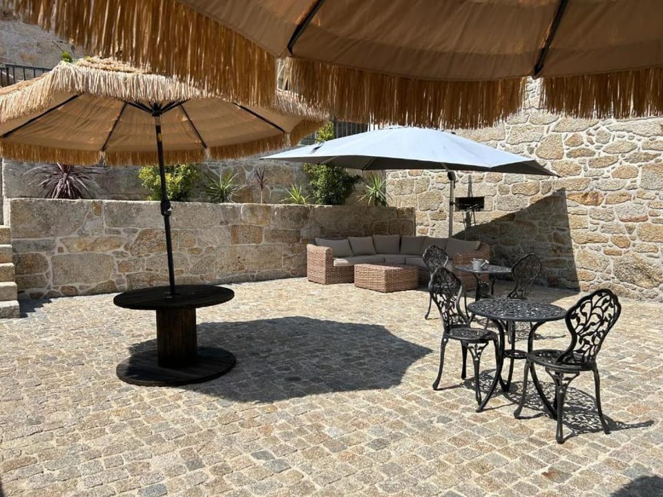 Patio, Day, Dining area
