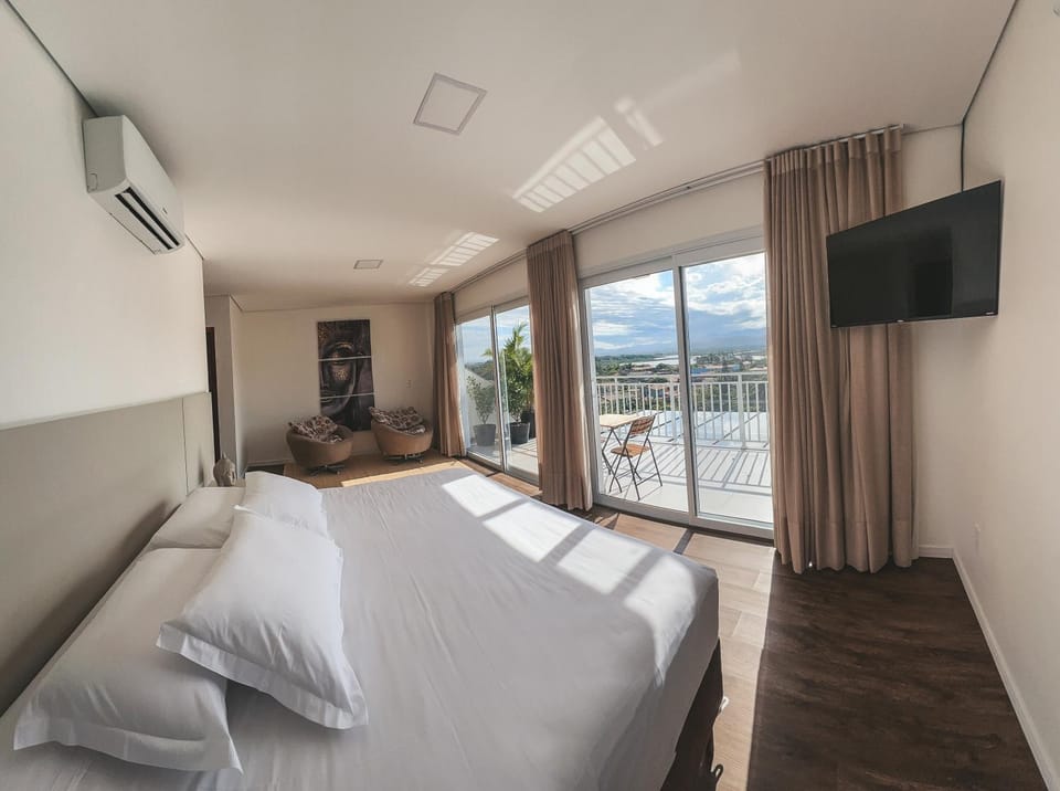 Bed, TV and multimedia, Photo of the whole room, Bedroom, Mountain view