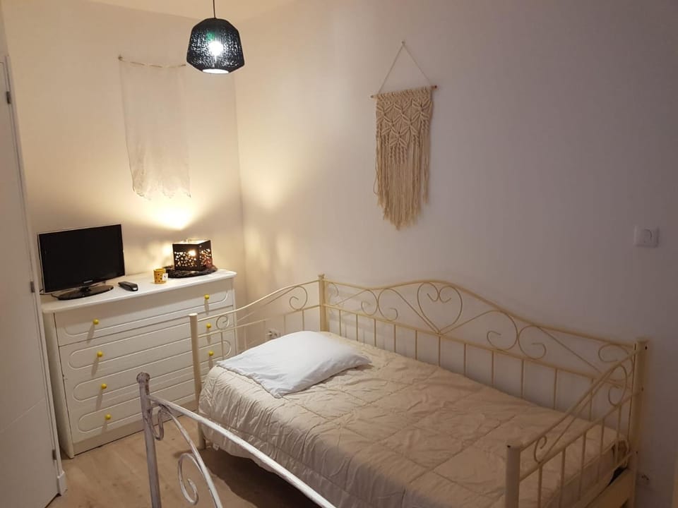 Appartement du Docteur Privey - Chambre familiale - 3 mn Autoroute - Parking Velo Bed and Breakfast in Bourgogne-Franche-Comté
