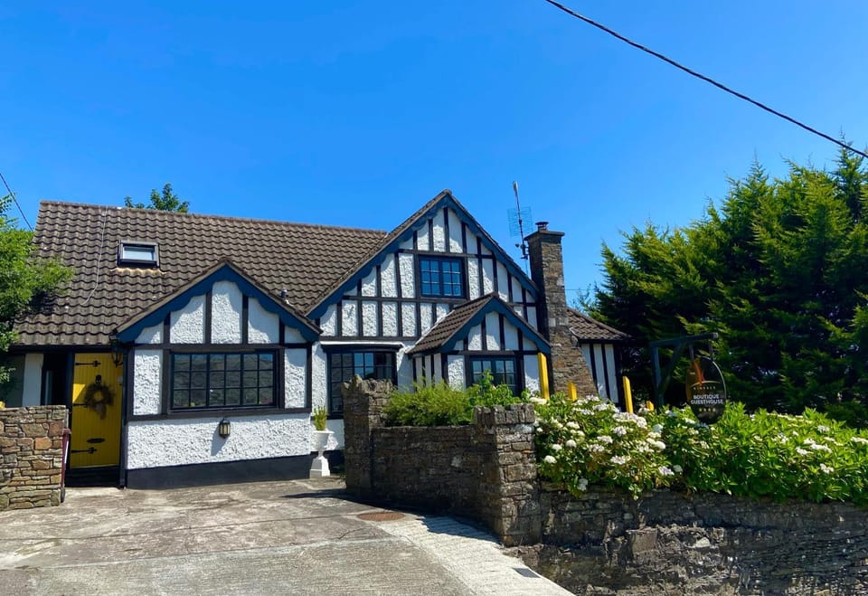 Property building, Day, Garden, Garden view