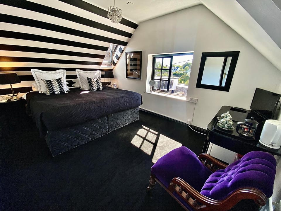 Bed, Photo of the whole room, Seating area, Bedroom