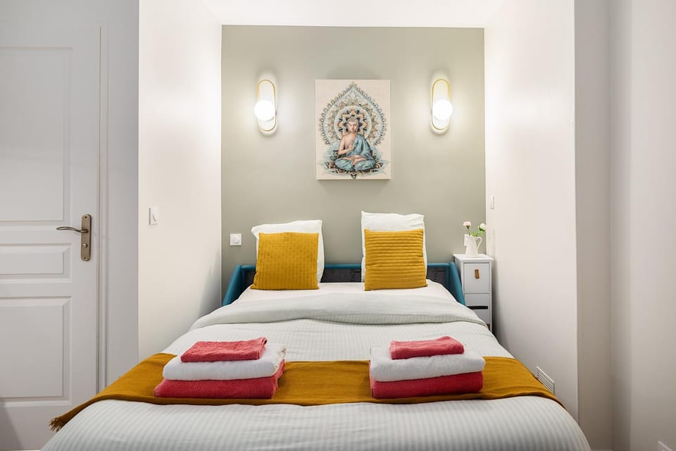 Guestrust - Arc de Triomphe Green Apartment in Paris