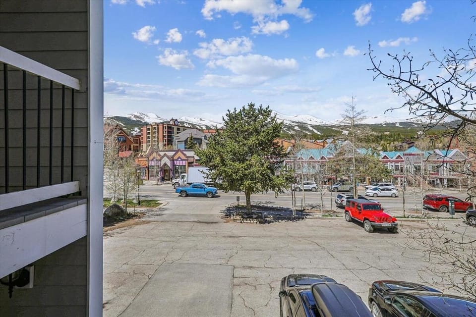 Spring, Neighbourhood, City view, Mountain view, Parking