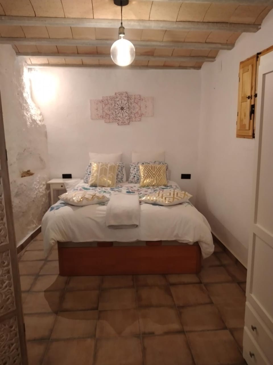 Bed, Photo of the whole room, Bedroom, towels