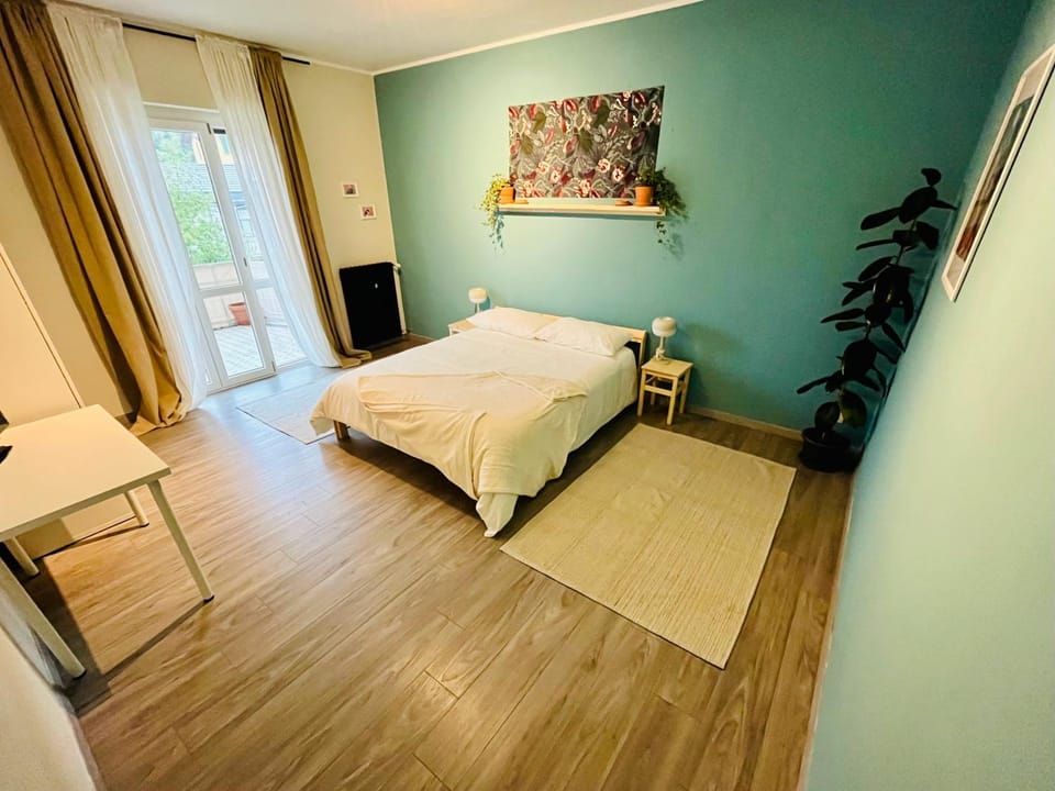 Bed, TV and multimedia, Photo of the whole room, Bedroom