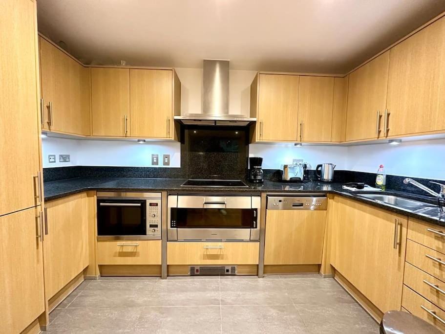 Stunning 2 Bed Thames River View - Central London Apartment in City of Westminster