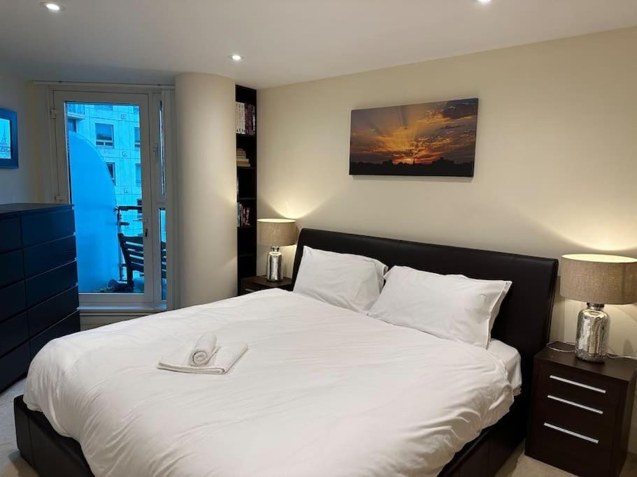 Stunning 2 Bed Thames River View - Central London Apartment in City of Westminster
