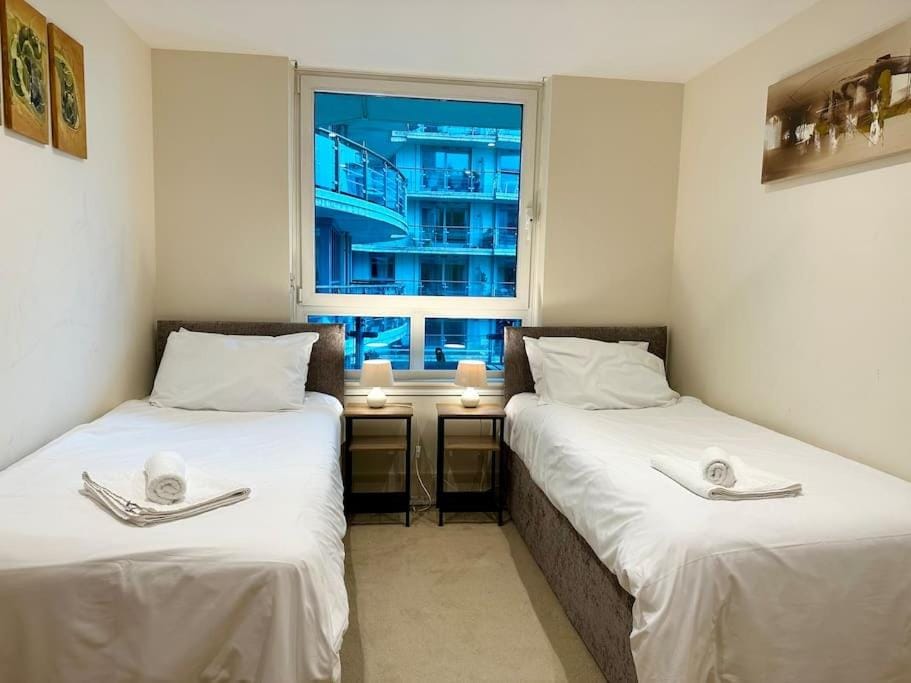 Stunning 2 Bed Thames River View - Central London Apartment in City of Westminster