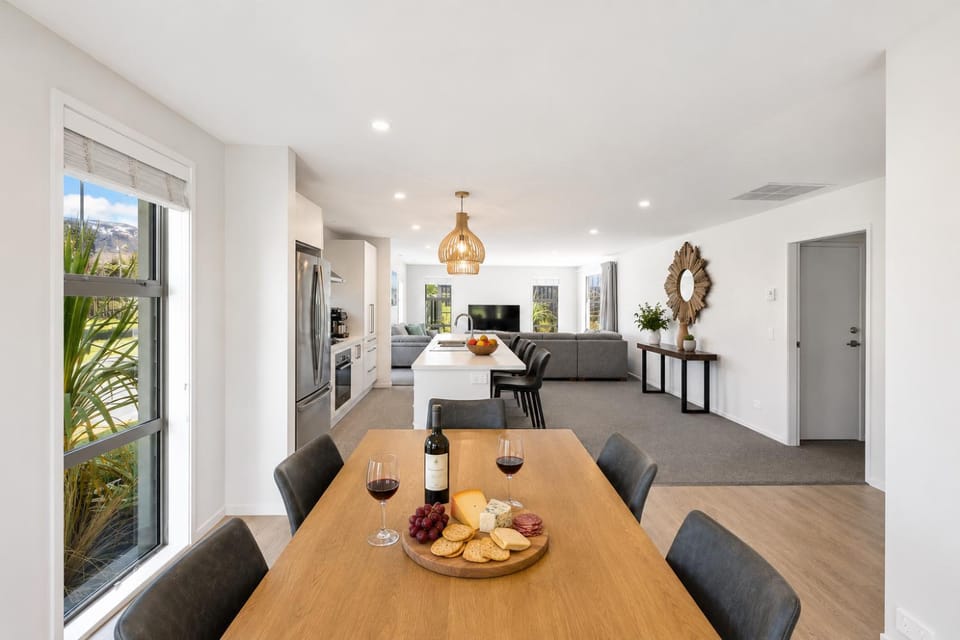 Spacious Family Mountain View Retreat, 4 Bedroom House in Queenstown