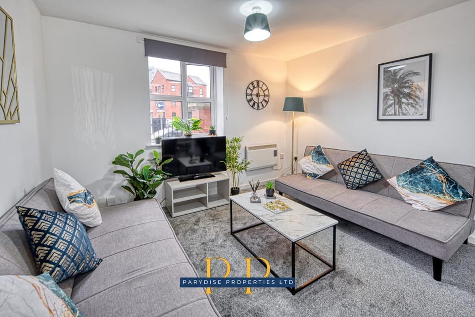 Bed, TV and multimedia, Living room, Decorative detail, Seating area