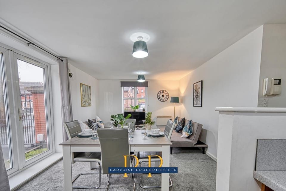 Bed, TV and multimedia, Living room, Decorative detail, Seating area, Dining area