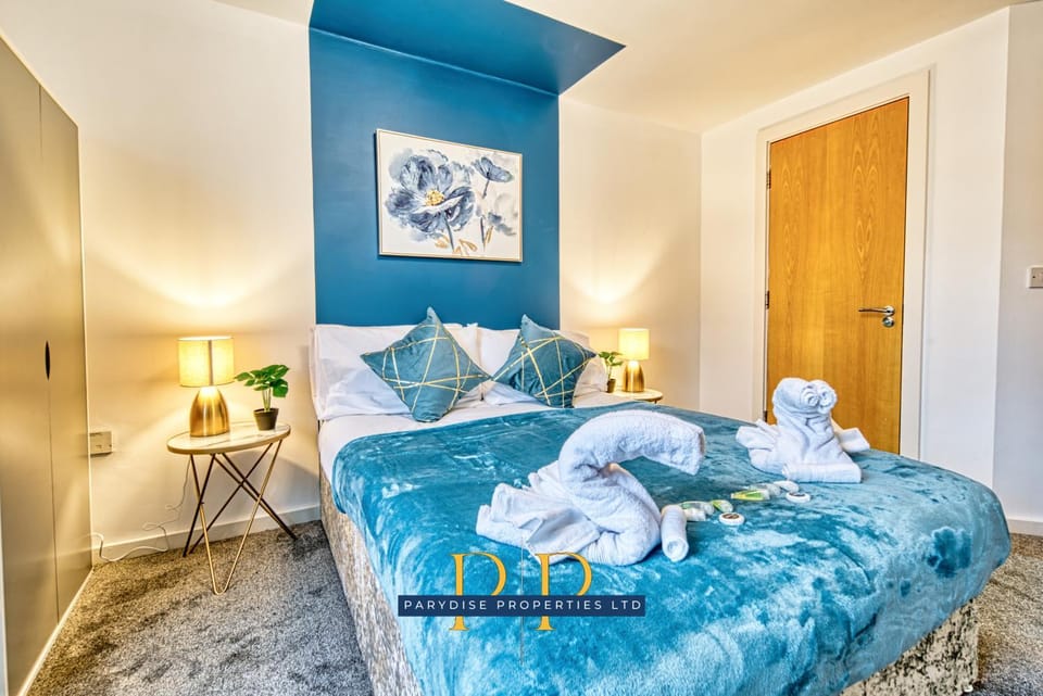 Bed, Bathroom, Decorative detail, Bedroom, towels, wardrobe
