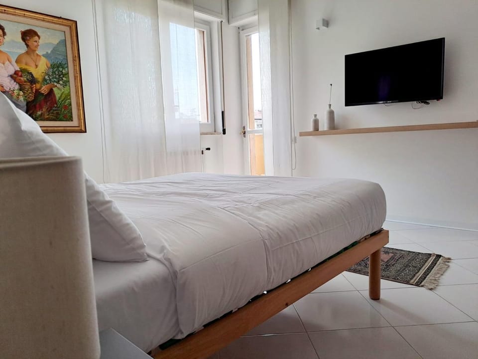 TV and multimedia, Photo of the whole room, Bedroom