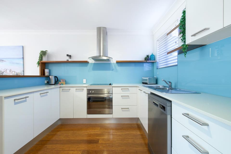 Kitchen or kitchenette, dishwasher, stove