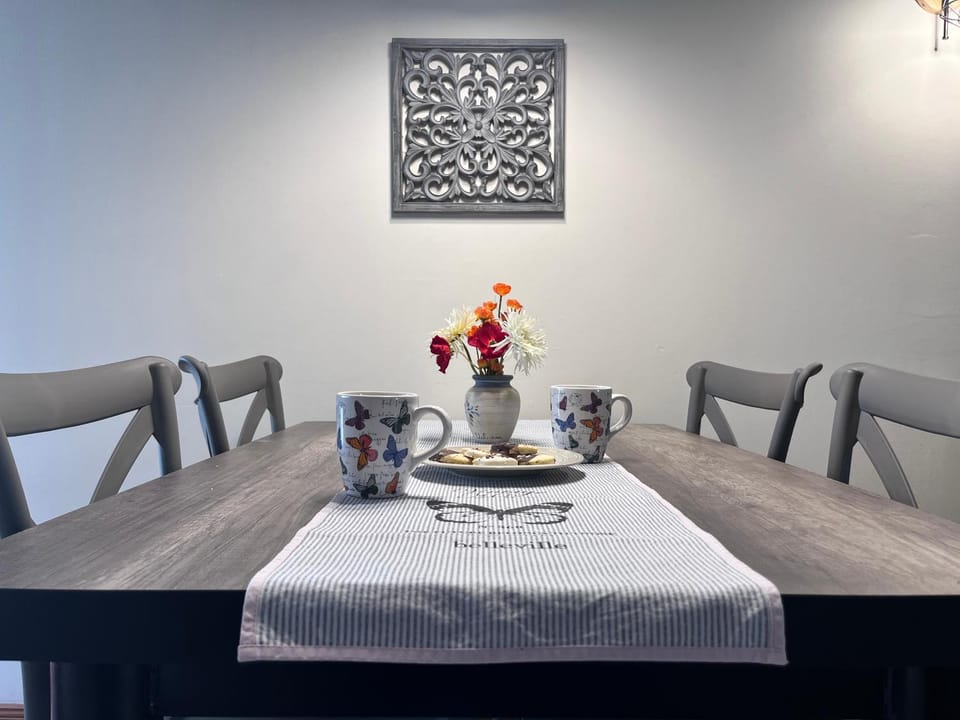 Living room, Seating area, Dining area