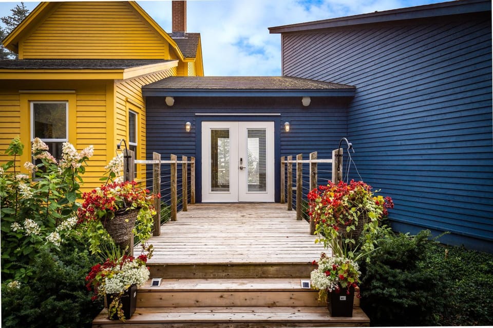 Property building, Facade/entrance, Day, Garden, Garden view