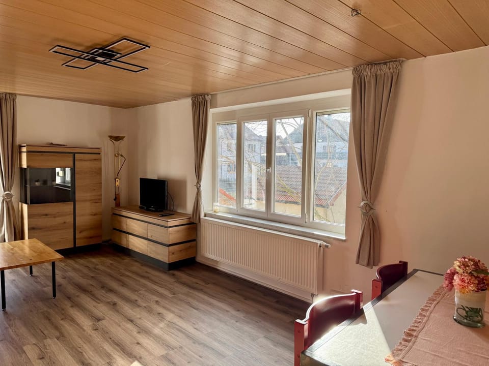 Communal lounge/ TV room, TV and multimedia, Living room, Seating area, Dining area