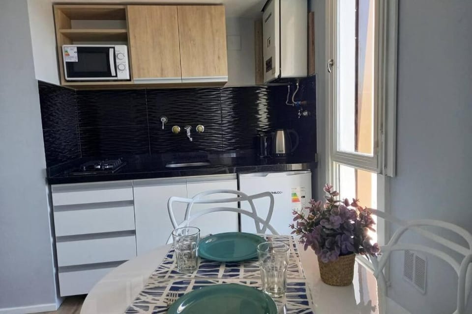 Kitchen or kitchenette, minibar, stove