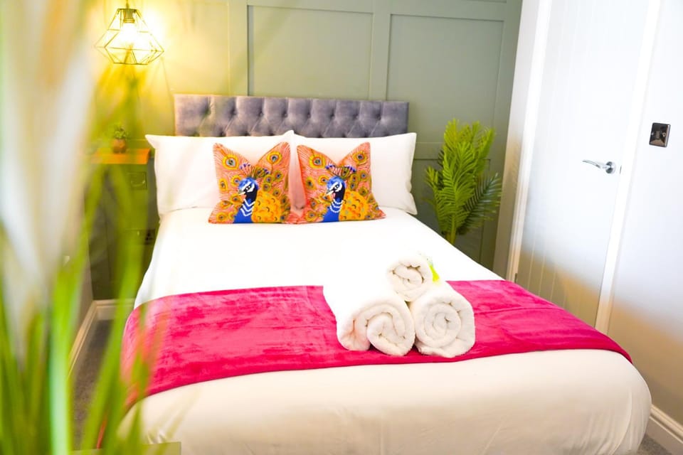 The Invicta Studios - Spacious Studios - City Centre Location - Contractor Friendly - Free WiFi - Smart TV - Desk Space - Well Designed - Communal Garden Apartment in Huntingdonshire District