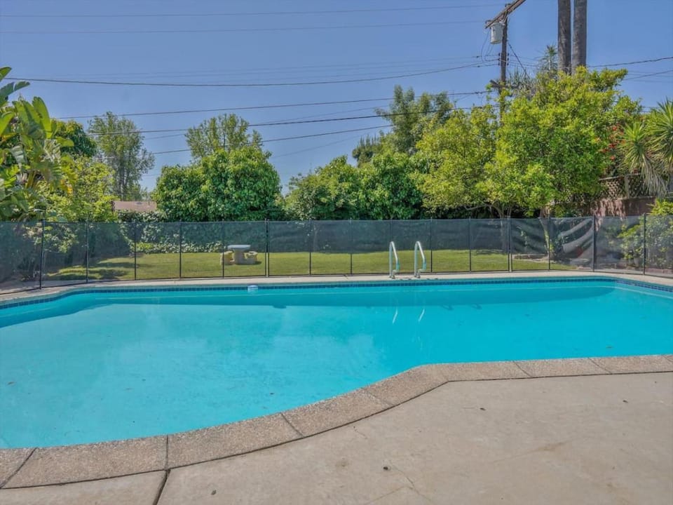 Hollywood Dream pool home & king beds House in North Hollywood