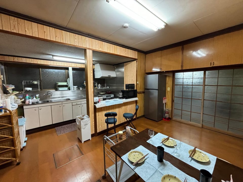 Kitchen or kitchenette, Dining area, minibar, oven, pet friendly, stove