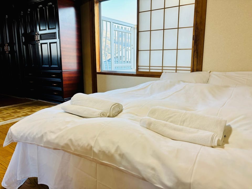 Photo of the whole room, Bedroom, towels
