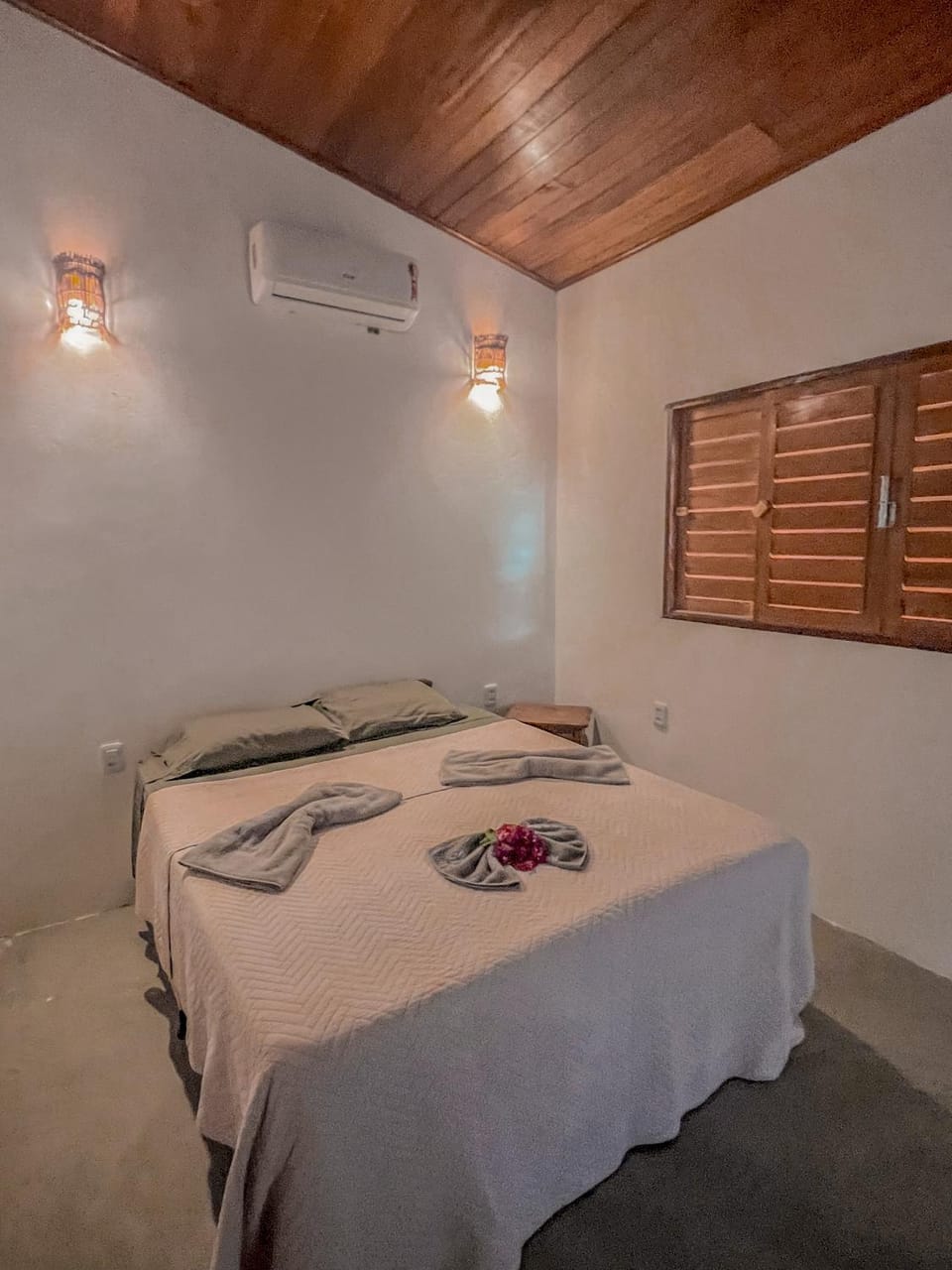 Bed, Bedroom, towels, air conditioner