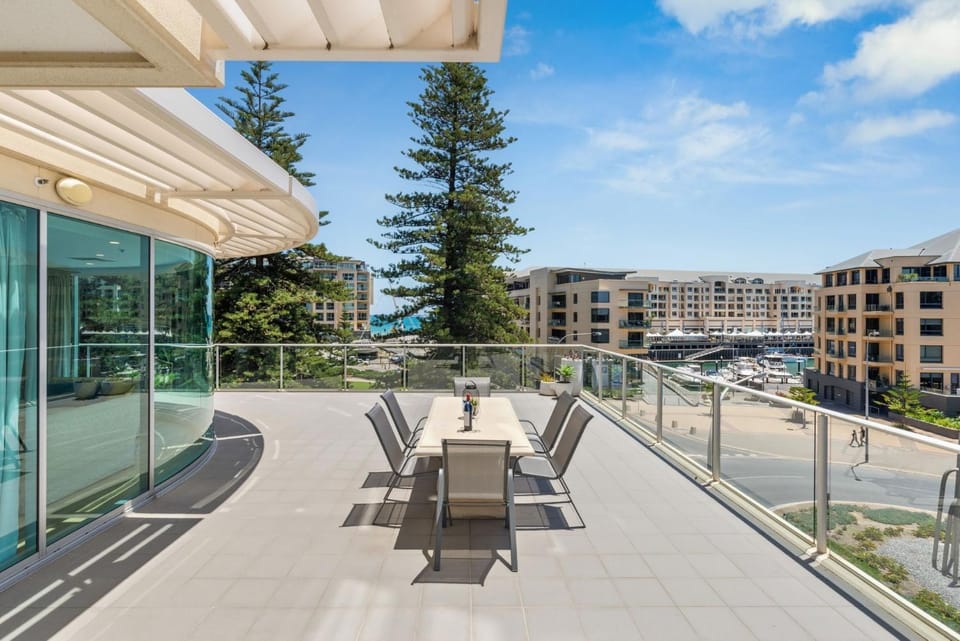 Belle Escapes - Sea the Views Apartment in Adelaide