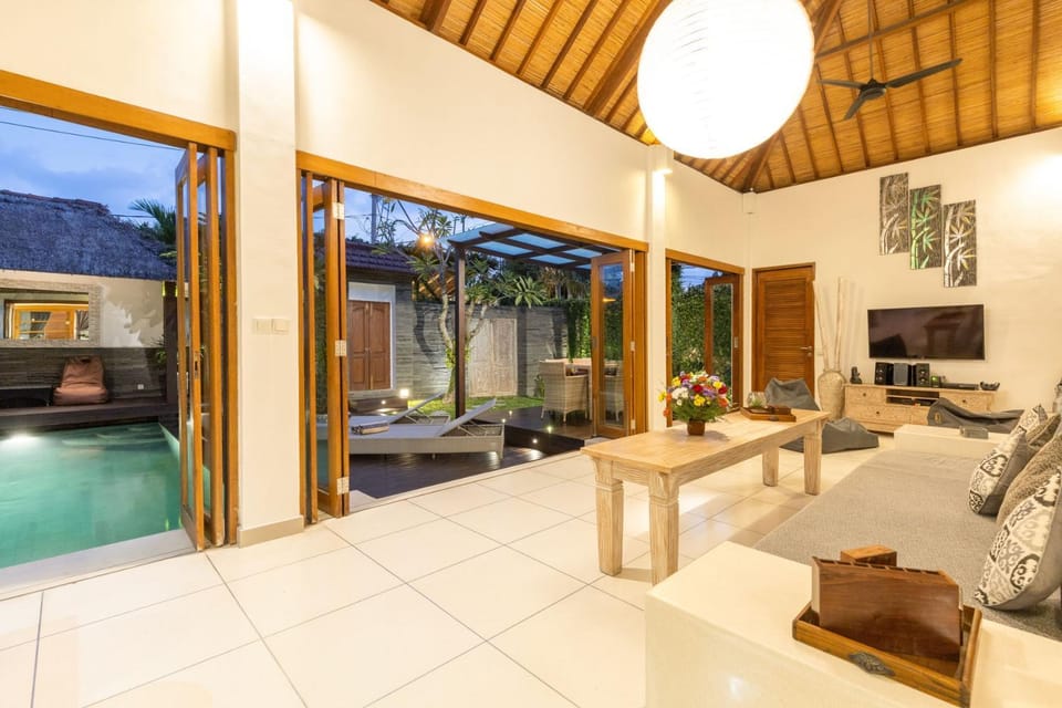Patio, Communal lounge/ TV room, Natural landscape, TV and multimedia, Living room, Seating area, Pool view, Swimming pool, sunbed
