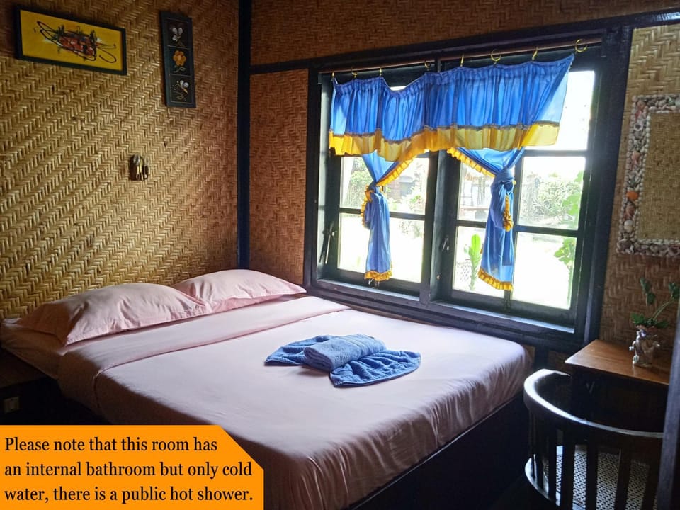 Bed, Photo of the whole room, Bedroom, Text overlay, towels