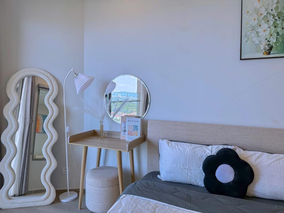 Photo of the whole room, Bedroom