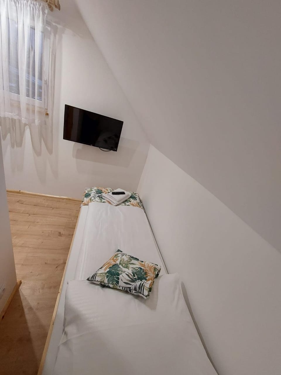 Bed, TV and multimedia, Bedroom