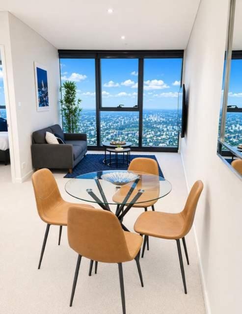 Lvl 76 Sleep Among the Clouds by Stylish Stays Apartment in Kangaroo Point