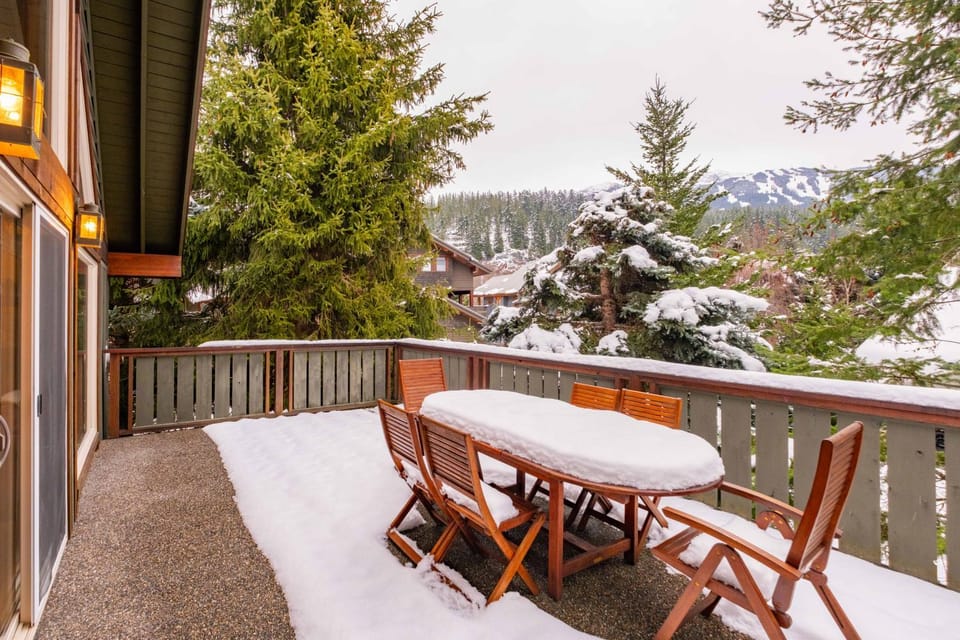 BBQ facilities, Balcony/Terrace, Seating area, Dining area, Mountain view