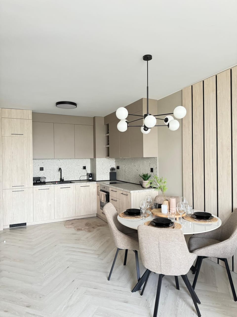 Kitchen or kitchenette, Dining area