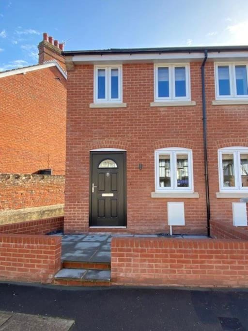 New modern studio apartment near to City Centre Apartment in Salisbury