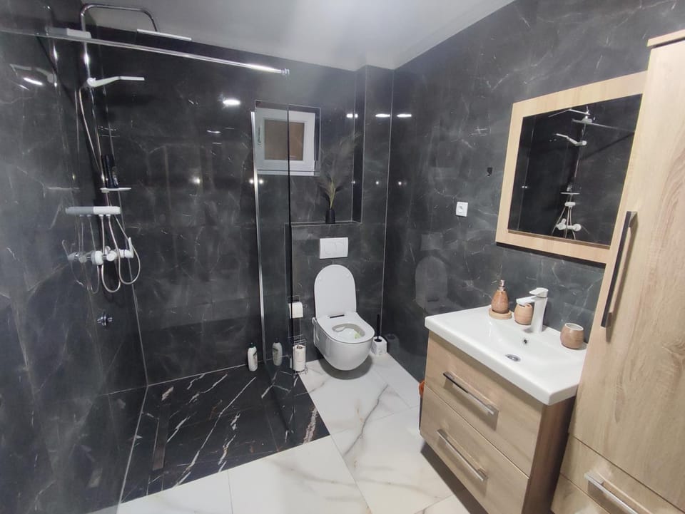 Shower, Toilet, Bathroom, towels