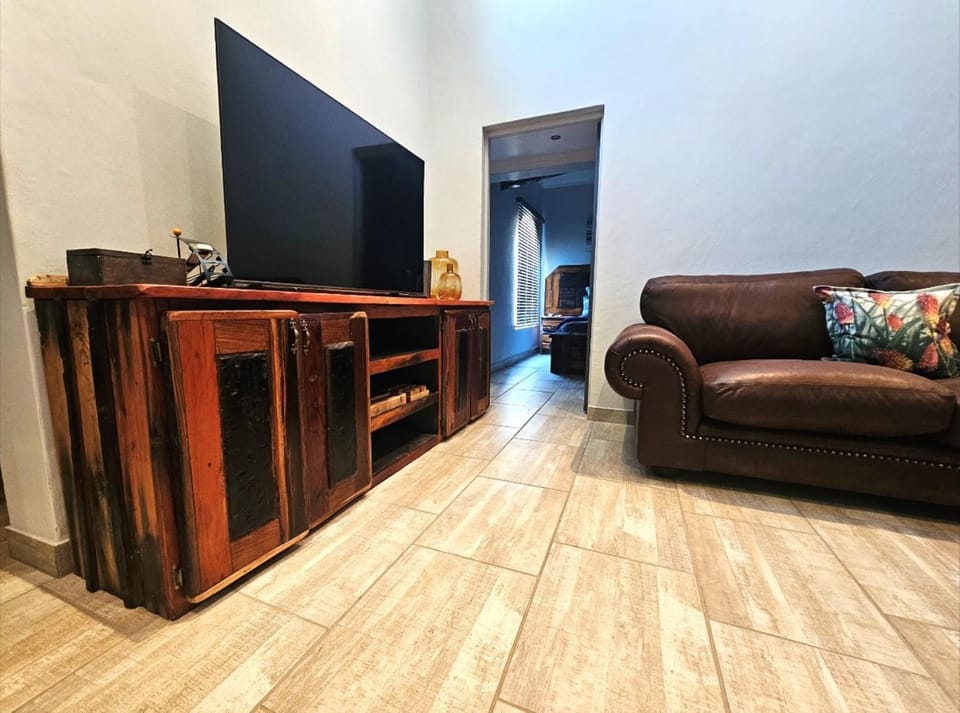 Communal lounge/ TV room, TV and multimedia, Living room
