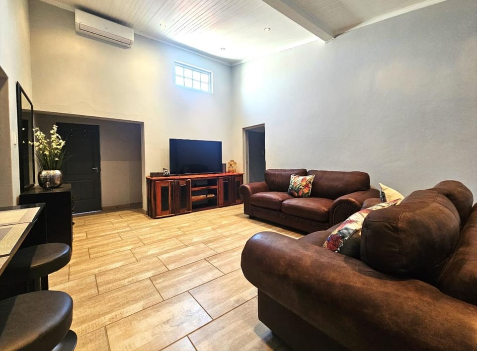 Communal lounge/ TV room, TV and multimedia, Living room